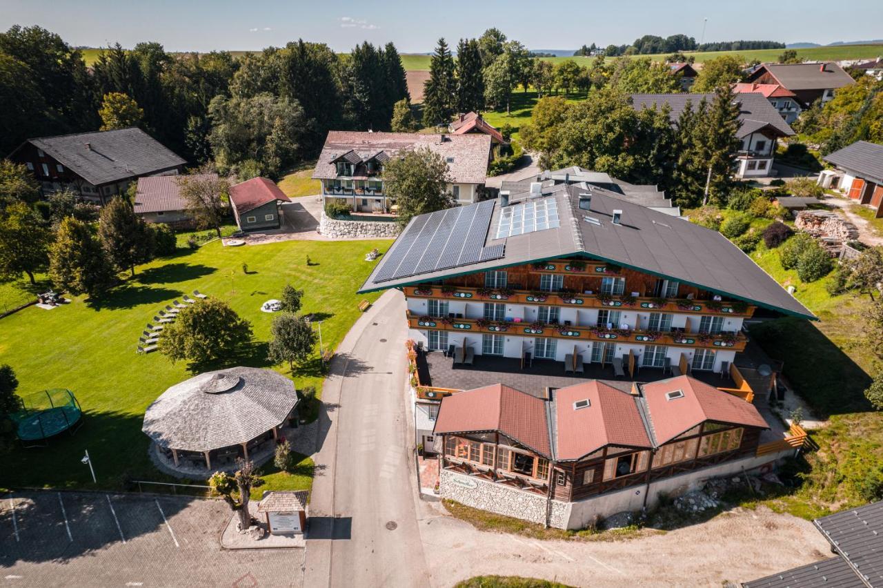 Voralpenhotel Schmoller Sankt Georgen im Attergau Exterior foto